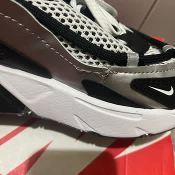 Sneaks Up Yeni Ayakkabının Yırtılması