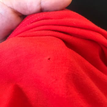 USPA Tişörtte Delik