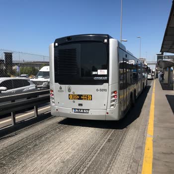 İETT Metrobüs Şoförünün Seslenmeme Rağmen Kapıyı Açmaması