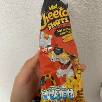 Mini Cheetos Shots Üçlü Paketinde Siyah Bir Şey Buldum