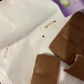 Milka Çikolatanın İçerisinden Böcek Çıktı