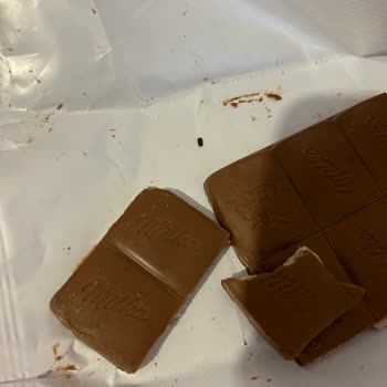 Milka Çikolatanın İçerisinden Böcek Çıktı