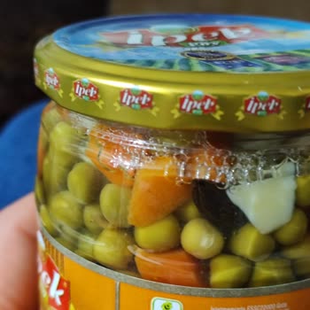 İpek Salça Garnitür İçinde Böcek Var Diğerinde Zeytin Kabuğu Var