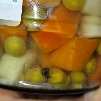 İpek Salça Garnitür İçinde Böcek Var Diğerinde Zeytin Kabuğu Var