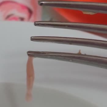 Meysu Cam Şişe Gül Şerbeti İçerisinden Çıkan Akışkan Madde