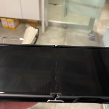 Samsung Telefon Flip Z 4 Cep Telefonu