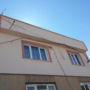 Türk Telekom Binamın Dış Cephesinde Bulunan Kabloları Düzeltmiyor.