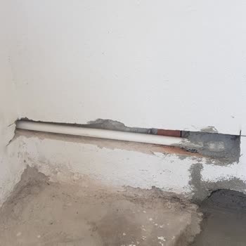 Enak Mühendislik Doğalgaz Tesisatında Kırdıkları Duvarları Öylece Bıraktılar