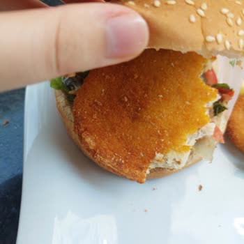 Pera Villa Pasta Cafe Yanmış Hamburger Ekmeği Ve Yanmış Köftesi!