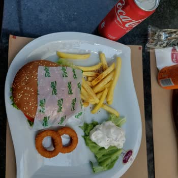 Pera Villa Pasta Cafe Yanmış Hamburger Ekmeği Ve Yanmış Köftesi!