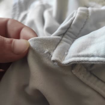 Mavi Pantolonun Her Tarafı Yırtılıyor