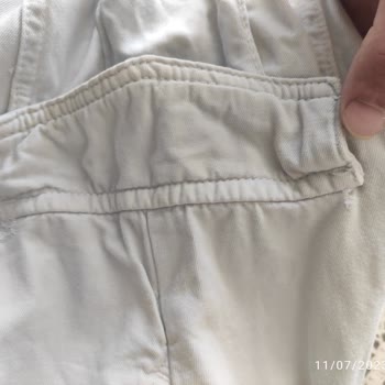 Mavi Pantolonun Her Tarafı Yırtılıyor