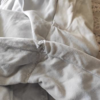 Mavi Pantolonun Her Tarafı Yırtılıyor