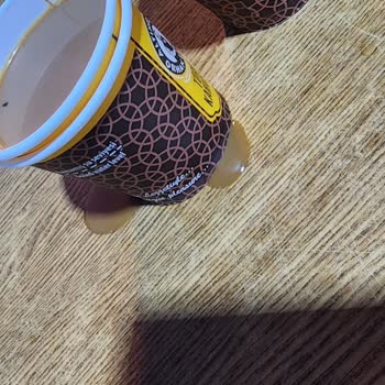 Altıncezve Bardak Şikayeti, Altları Delik Bardakların