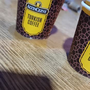 Altıncezve Bardak Şikayeti, Altları Delik Bardakların