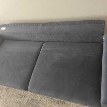 Bellona Servis Koltuk Takımının Açılan Bölgesinde Yırtık Var Gelip Bakmıyor