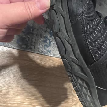 Skechers 1 Ay İçerisinde Yırtılan, Kusurlu Ayakkabıyı İade Almıyor.
