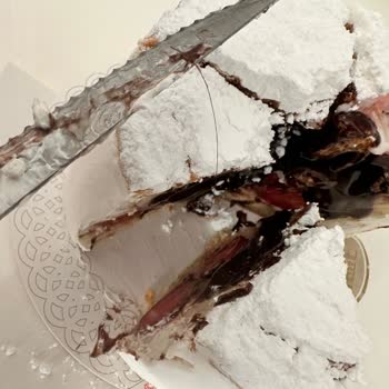 Pelit Pastanesi 'nden Alınan Pastanın İçinden Çıkan Kıl