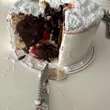 Pelit Pastanesi 'nden Alınan Pastanın İçinden Çıkan Kıl