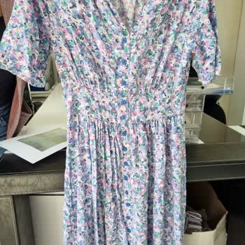 COLIN’S Elbise Bir Yıkamada Renk Attı