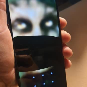 Dört Aylık Samsung Galaxy Z Flip 4 Ekranı Kronik Sorunu Çözülmüyor!