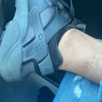 Nike Topuk Kısmı Yırtık