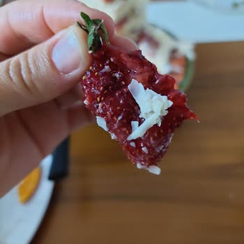 Buket Pastanesi İzmir Meyveli Pastanın İçindeki Çiçekler Bozuk Çıktı