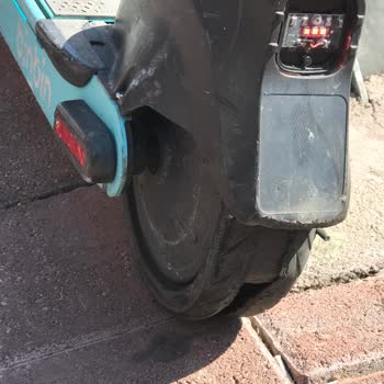 BinBin Scooter Lastiği Yarık