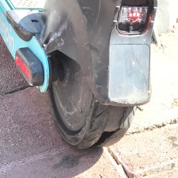 BinBin Scooter Lastiği Yarık