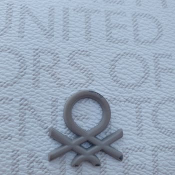 Benetton Çanta Amblemin Soyulmaya Başlaması