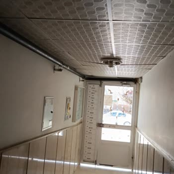 Arçelik Bina Asma Tavanına Hasar Vermekte, Deneyimsiz Elemanlar Çalıştırmakta