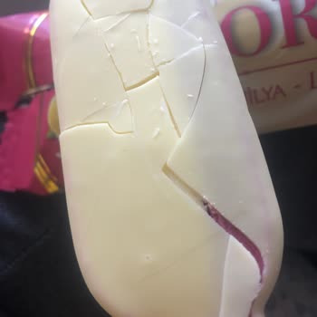 BİM Adora Dondurmadan Kıl Çıktı