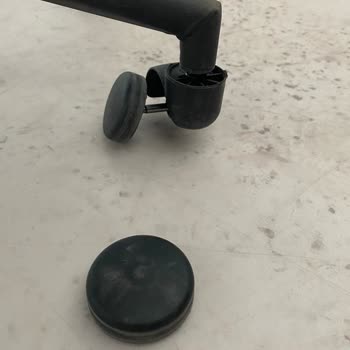 Vivense Ofis Koltuğu Kalitesiz Tekerlekler