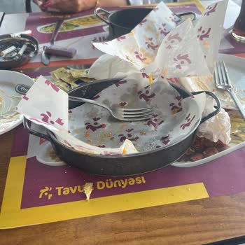 Tavuk Dünyası Şubesindeki Hizmet Kötü