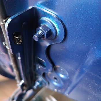 Aslanbey Otomotiv Crossland Kaput Vidalarında Oynama