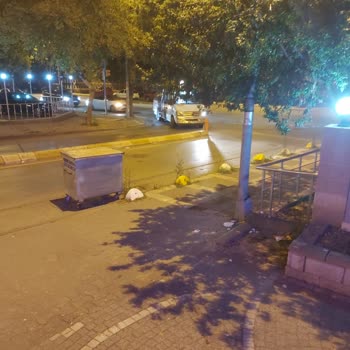 Kadıköy Belediyesi Çöp Konteynerini Yerine Bırakmıyorlar