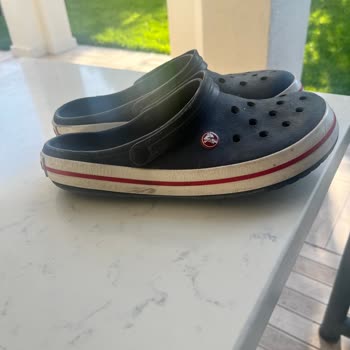 Crocs Terlik Kumsalda Küçüldü Rengi Soldu