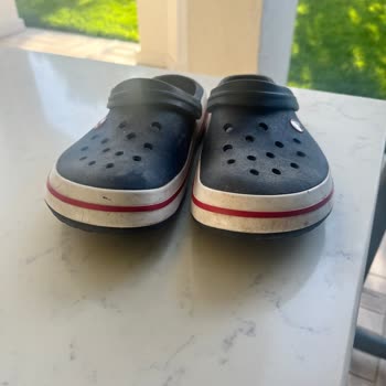 Crocs Terlik Kumsalda Küçüldü Rengi Soldu