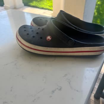 Crocs Terlik Kumsalda Küçüldü Rengi Soldu