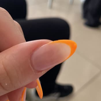 Emsal Doğan Güzellik ve Tırnak Merkezi Protez Tırnak 1 Günde Kırılıyor