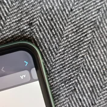 iPhone 11 Sol Alt Köşede Kararma