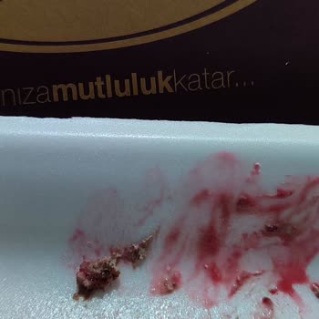 Liva Pastanesi (livashop.com) Pastadan Çıkan Taş Ve Plastik Parçası