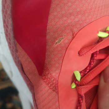 Under Armour Ayakkabı Üst Kısmında Yırtık Kullanıcı Hatası Değildir.