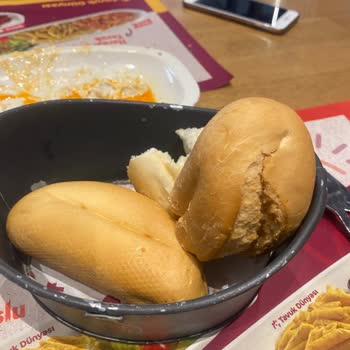 Tavuk Dünyası Bayat Ekmek Ve Personel