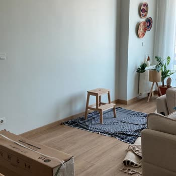 Salona 2 Parça Olarak Yerleşen Ama Duvara Monte Edilemeyen LG Klima