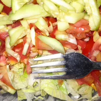 Özdamak Ocakbaşı Et Ve Balık Lokantası 'nda Salatanın İçinden Saç Çıktı