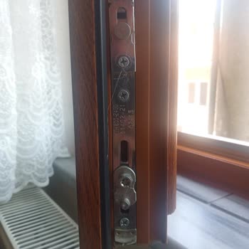 Adopen Camlar Su Geçirmektedir