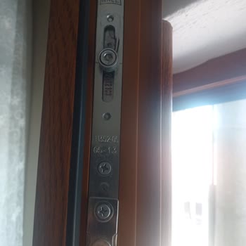 Adopen Camlar Su Geçirmektedir