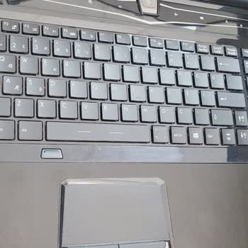 Monster Laptopumun Ekranını Kirli Bıraktı Ve Menteşesini Kırdılar!