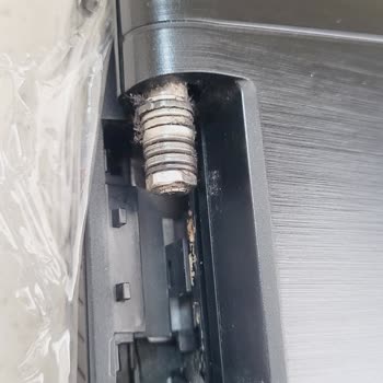 Monster Laptopumun Ekranını Kirli Bıraktı Ve Menteşesini Kırdılar!